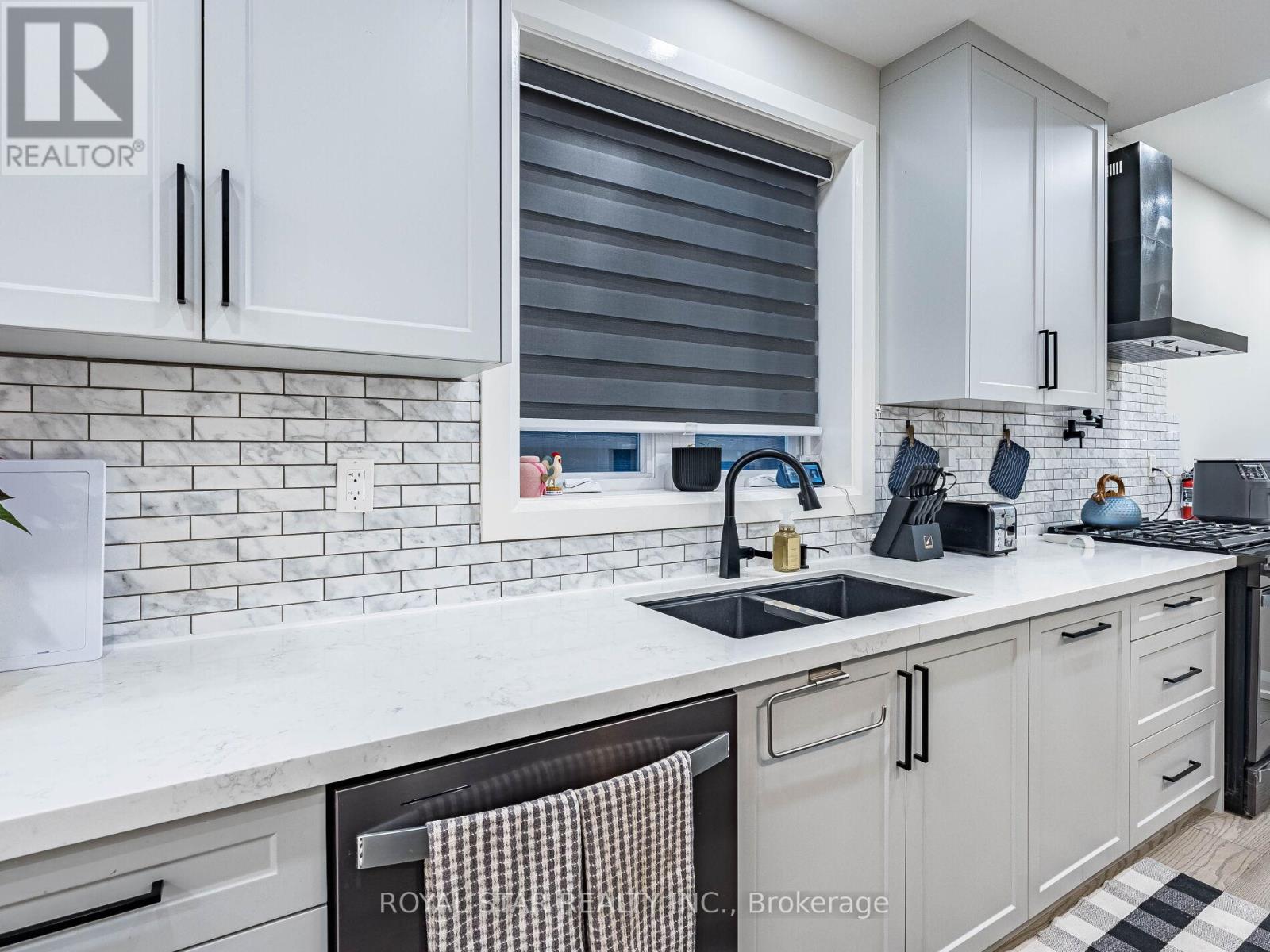 74 Montrose Avenue, Toronto, Ontario  M6J 2T7 - Photo 17 - C12698828