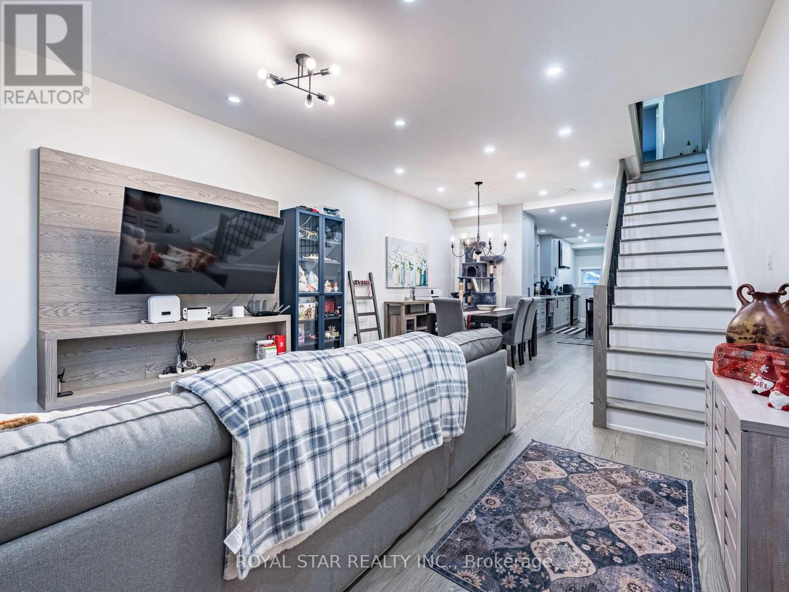 74 Montrose Avenue, Toronto, Ontario  M6J 2T7 - Photo 5 - C12698828