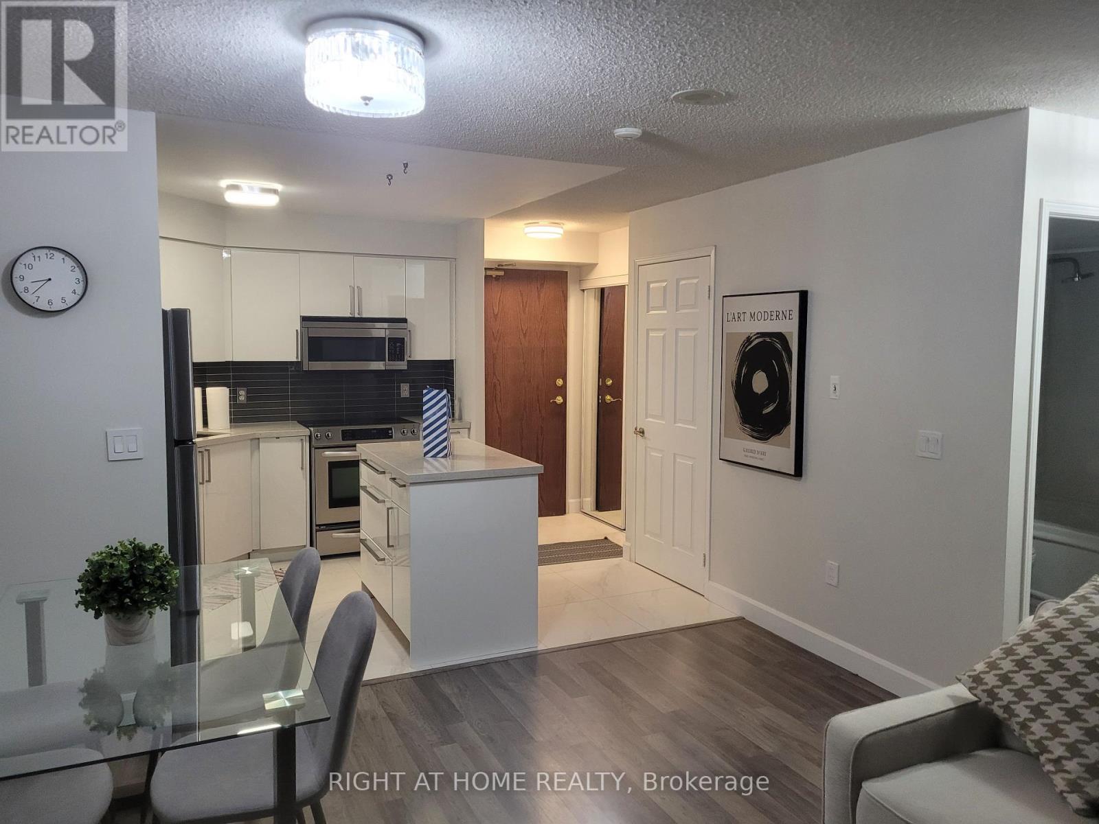 314 - 17 Michael Power Place, Toronto, Ontario  M9A 5G5 - Photo 2 - W12698852