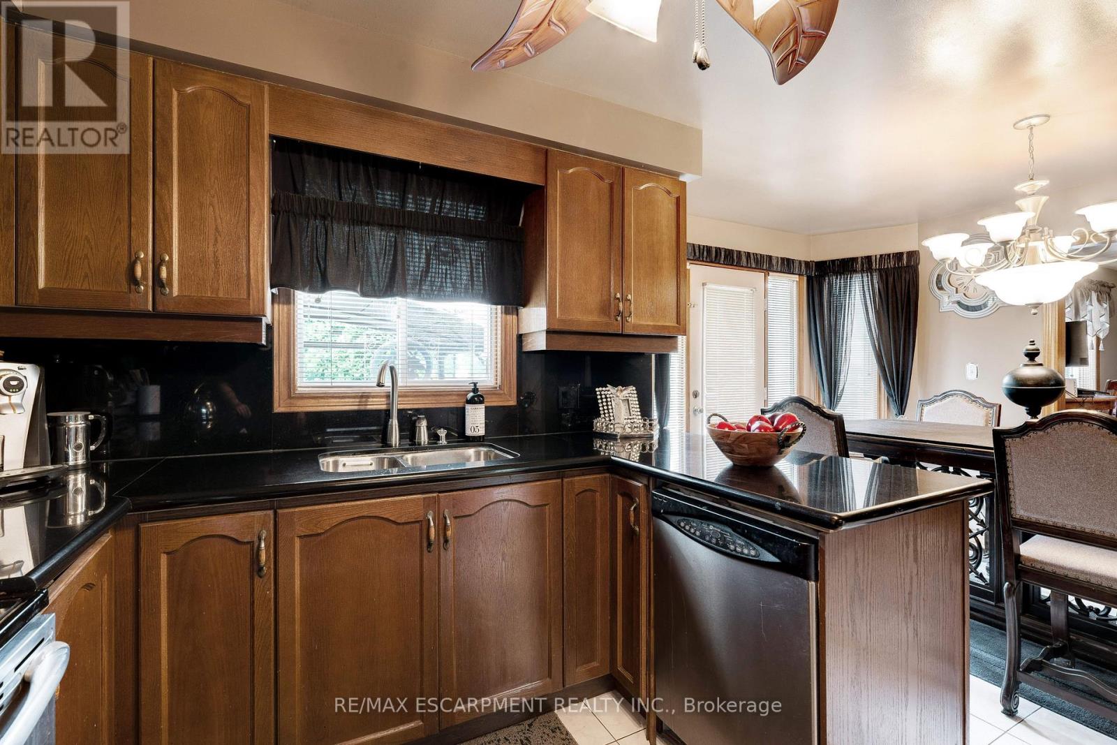 9 Sugarberry Court, Hamilton, Ontario  L8E 5E6 - Photo 10 - X12698636