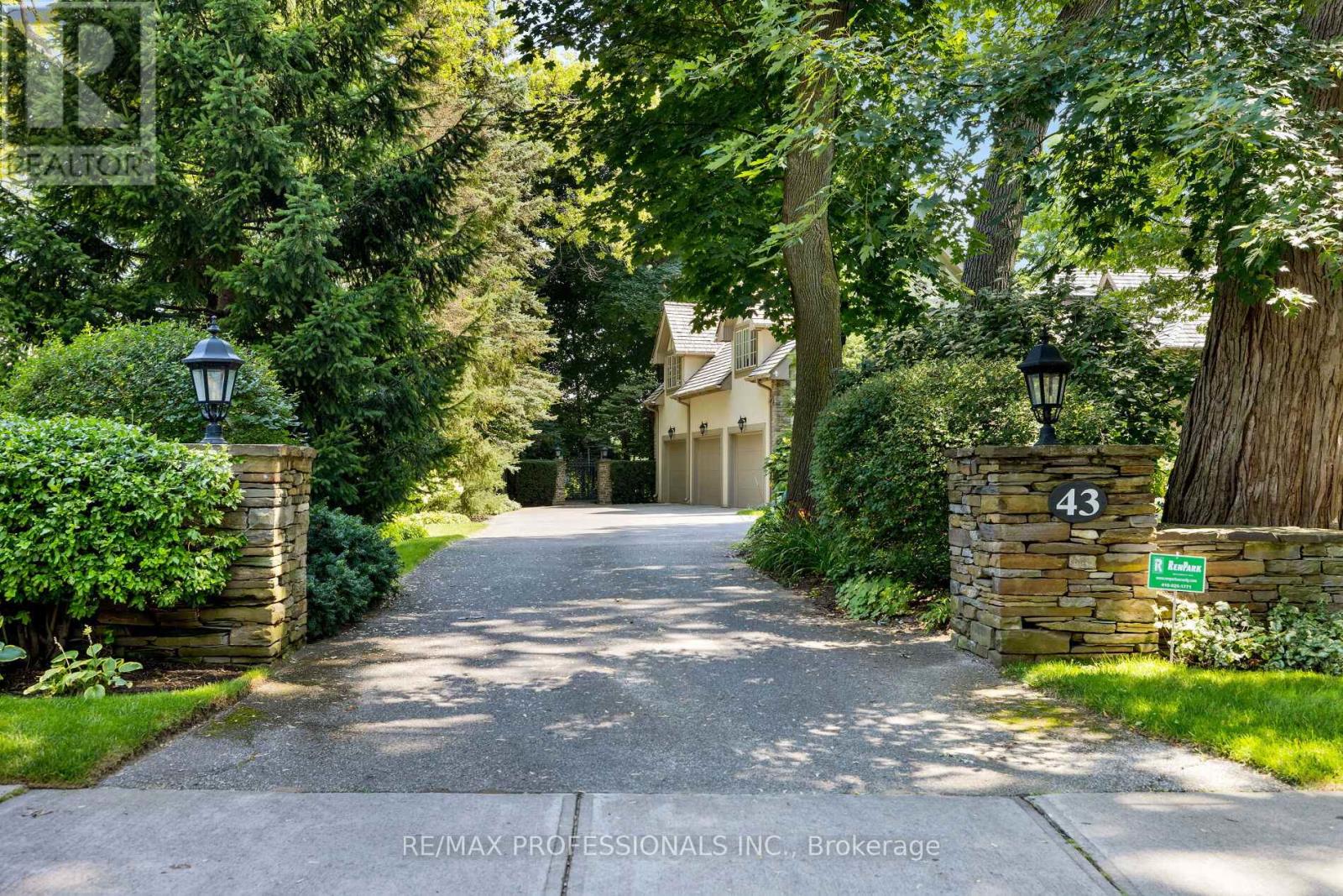 43 The Kingsway, Toronto, Ontario  M8X 2S9 - Photo 2 - W12476896