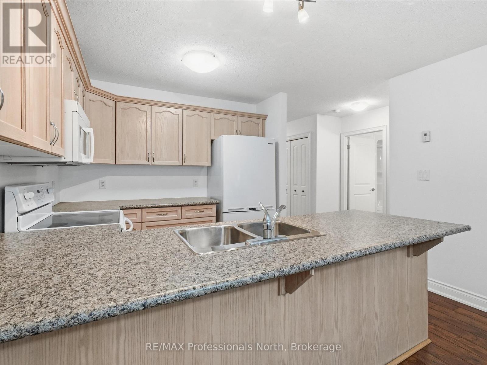 206 - 10a Kimberley Avenue, Bracebridge, Ontario  P1L 0A6 - Photo 6 - X12698908