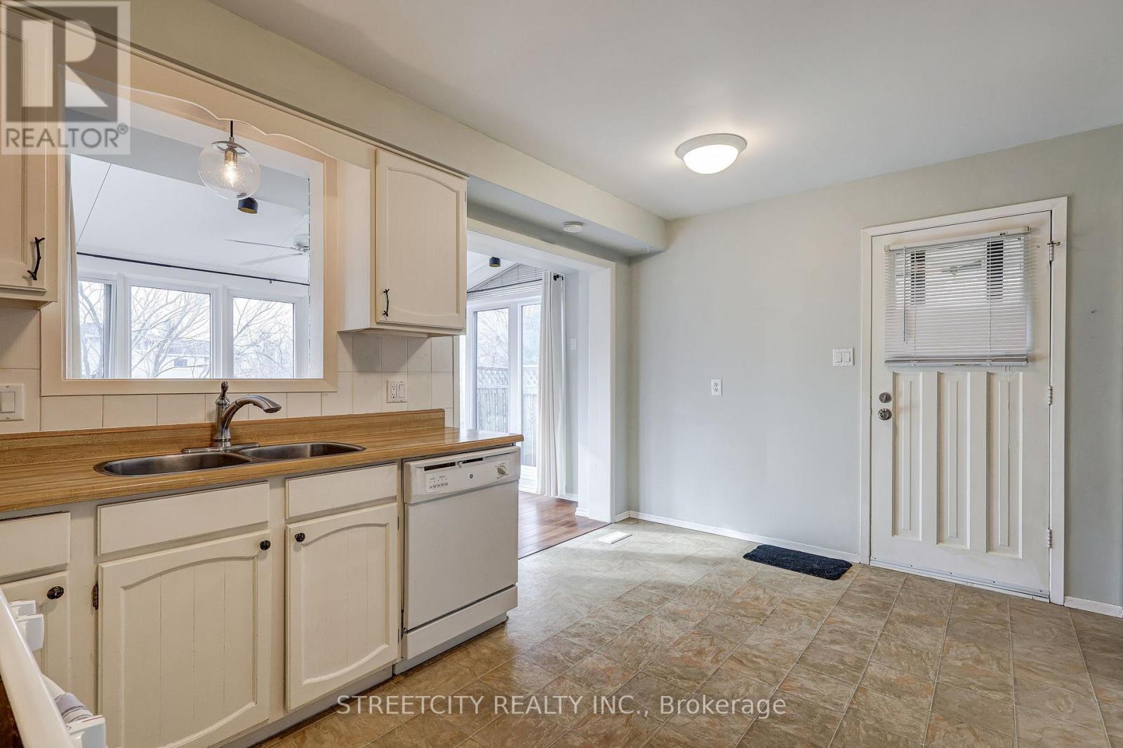 23 Dyer Crescent, St. Thomas, Ontario  N5R 5K2 - Photo 9 - X12698992