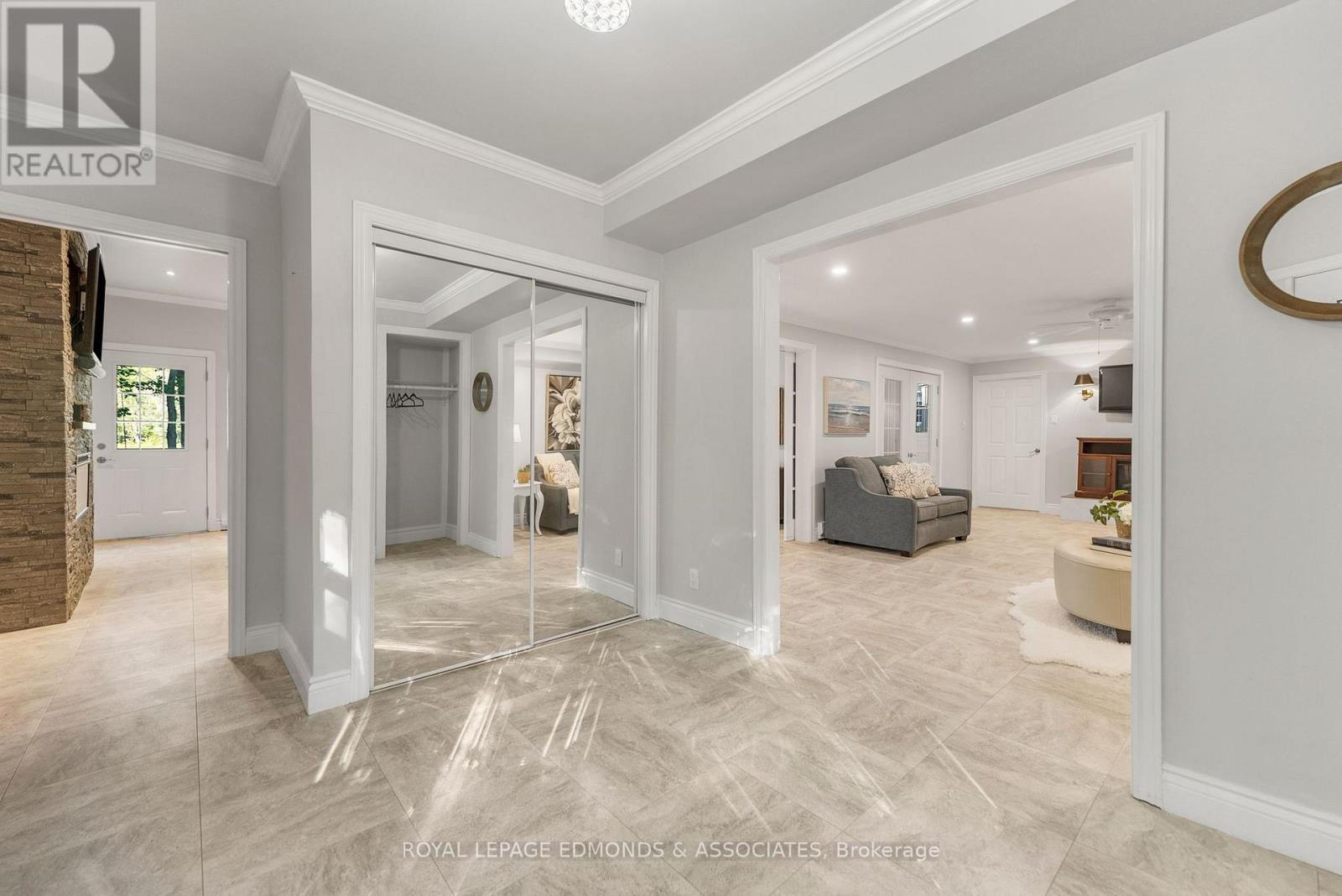 731 Francie Lane, Laurentian Valley, Ontario  K8A 6W2 - Photo 4 - X12698868