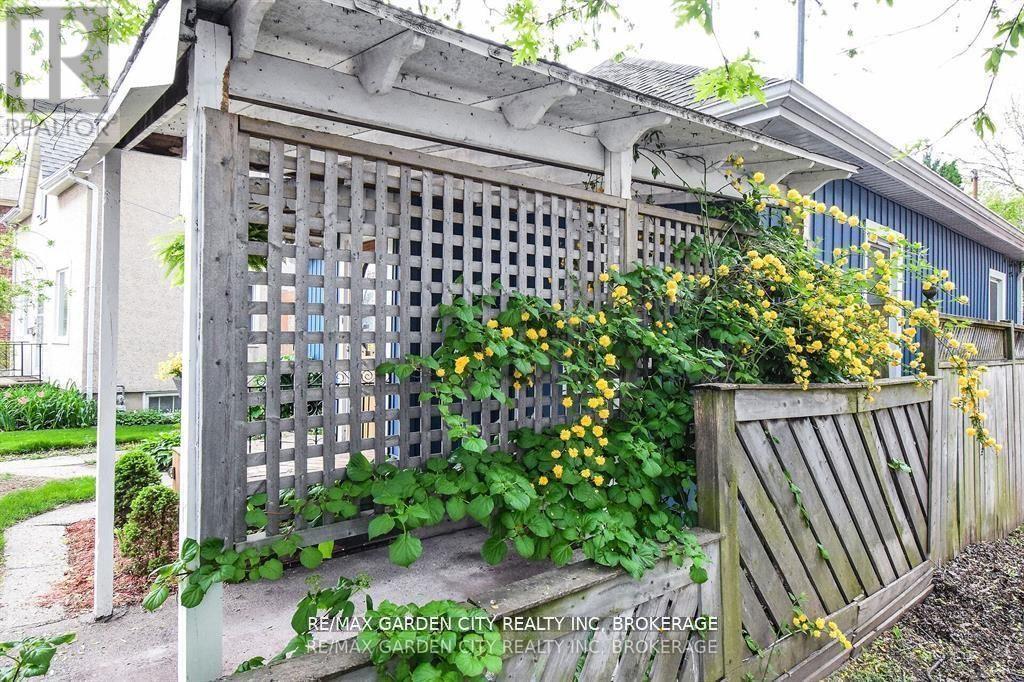 76 Beech Street, St. Catharines, Ontario  L2R 2B7 - Photo 3 - X12698940