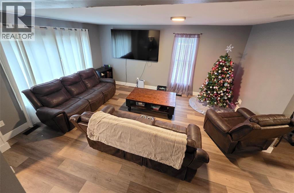 2565 Elizabeth Street, Oil Springs, Ontario  N0N 1P0 - Photo 3 - 25031658