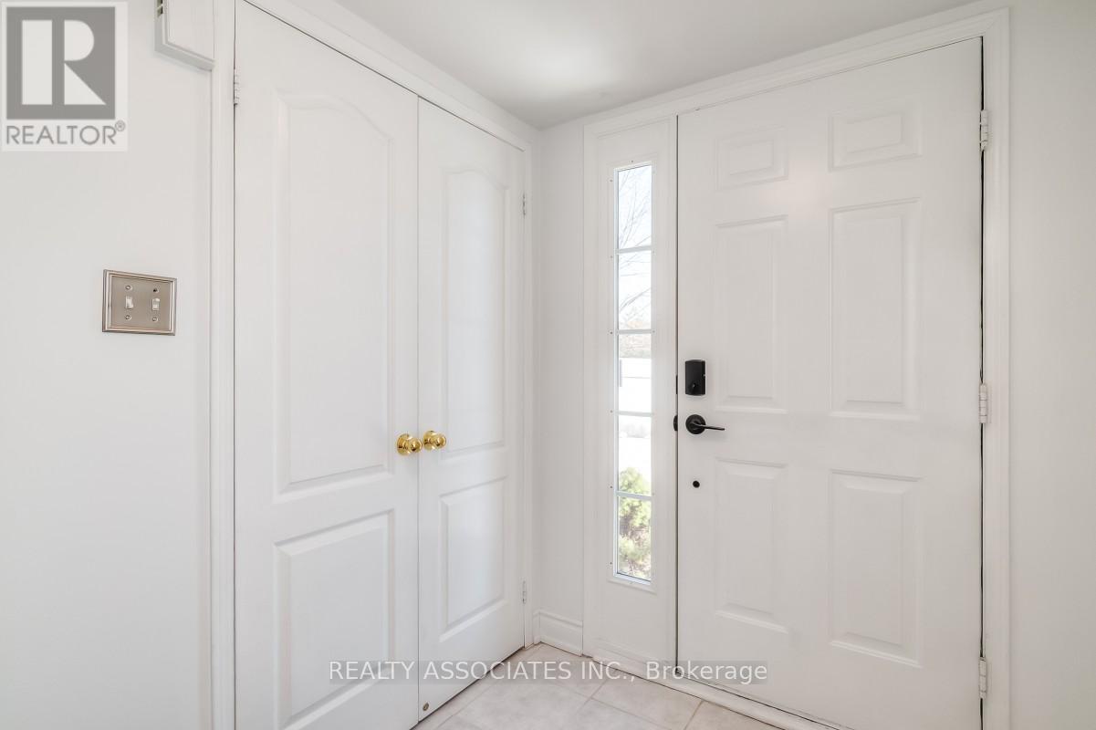 28 - 40 Sandlewood Court, Aurora, Ontario  L4G 7M9 - Photo 4 - N12698860