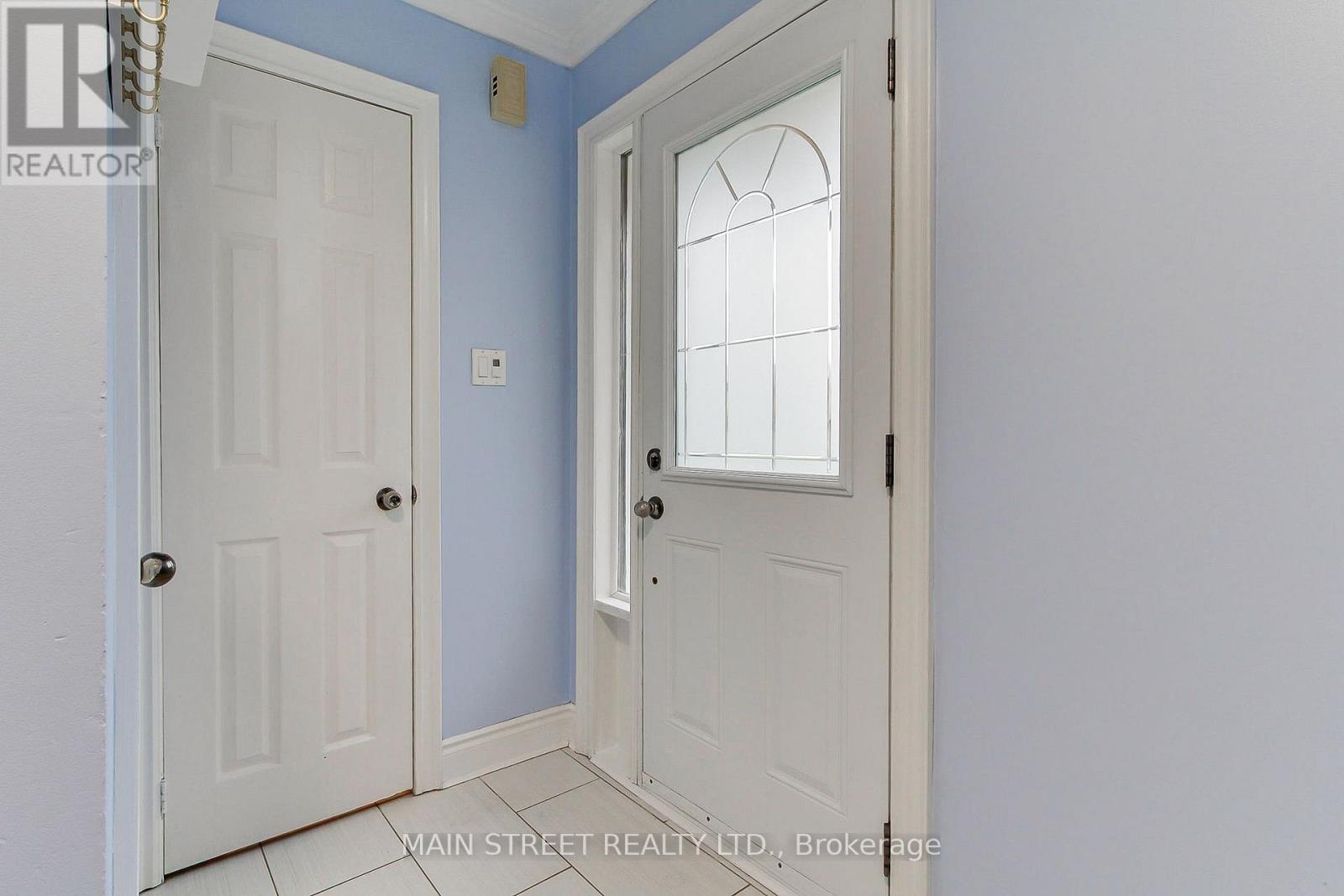 19 Natanya Boulevard, Georgina, Ontario  L4P 3R6 - Photo 6 - N12698864