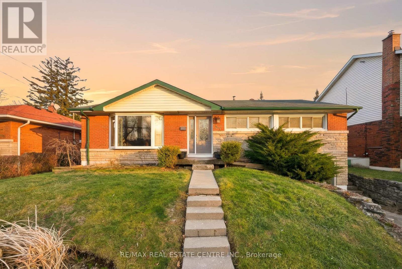 23 Battlefield Drive, Hamilton, Ontario  L8G 1T8 - Photo 3 - X12643302