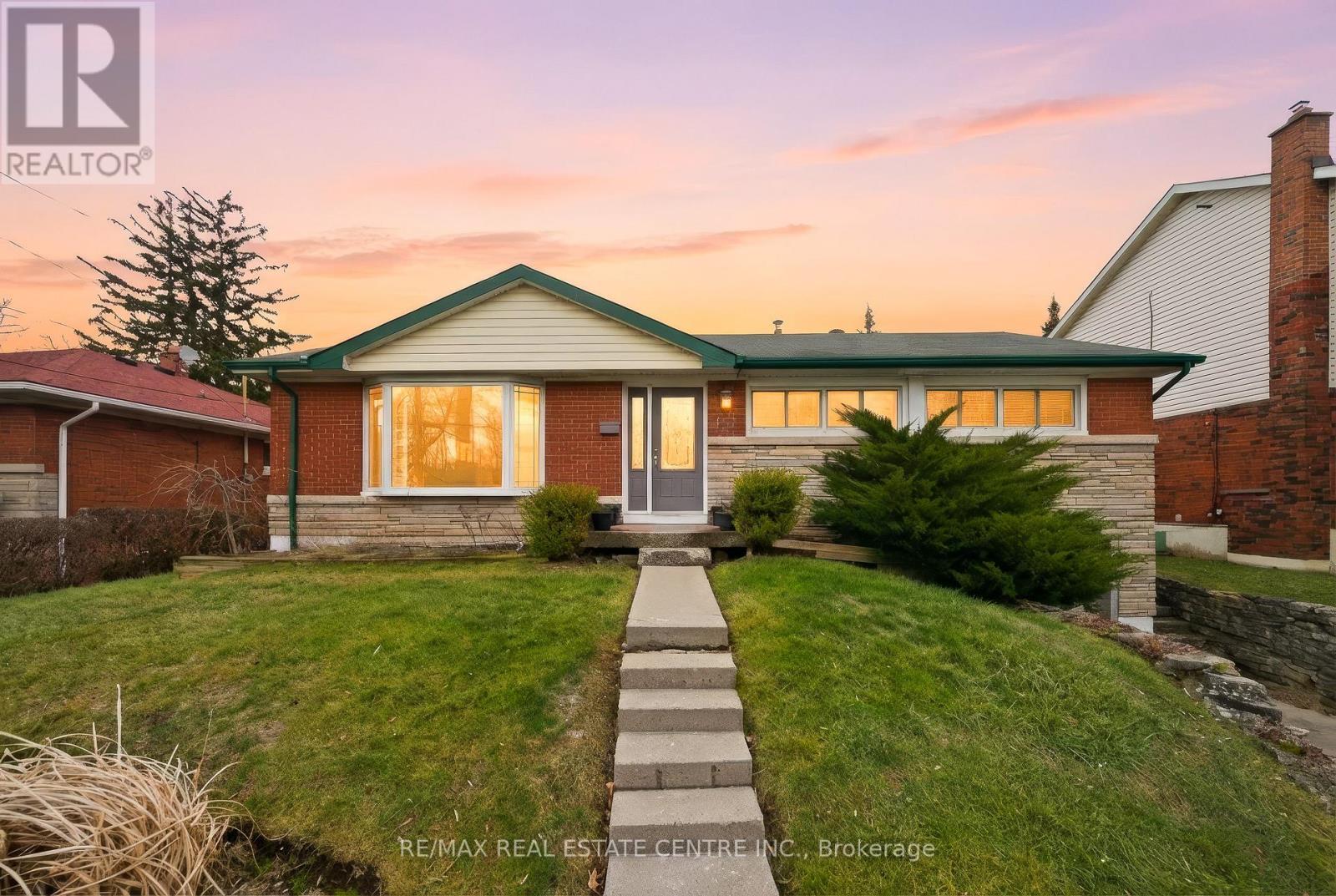 23 Battlefield Drive, Hamilton, Ontario  L8G 1T8 - Photo 2 - X12643302