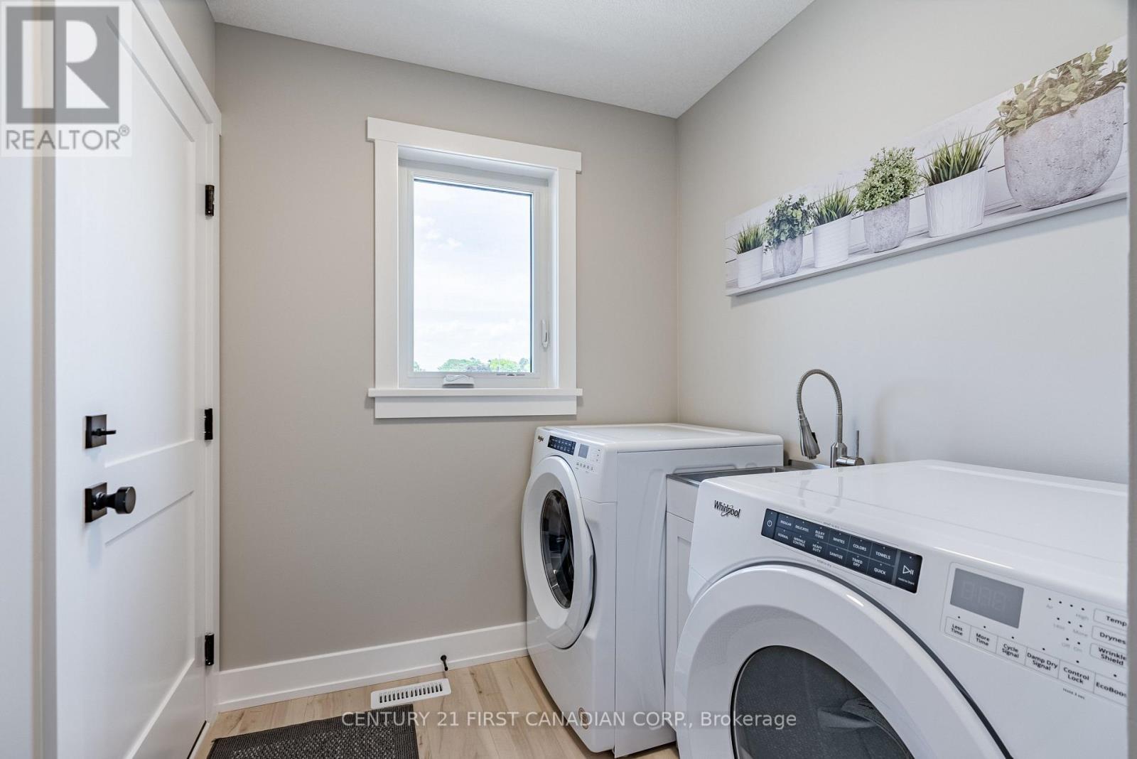 640 Ketter Way, Plympton-Wyoming, Ontario  N0N 1T0 - Photo 8 - X12699026