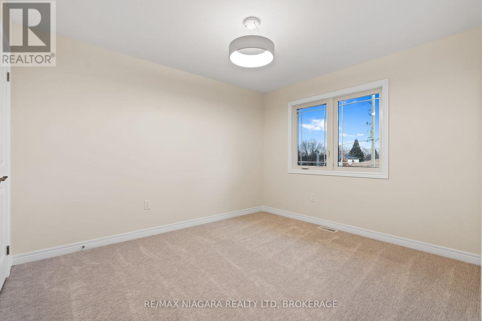 B - 427 Vine Street, St. Catharines, Ontario  L2M 3S6 - Photo 11 - X12699042