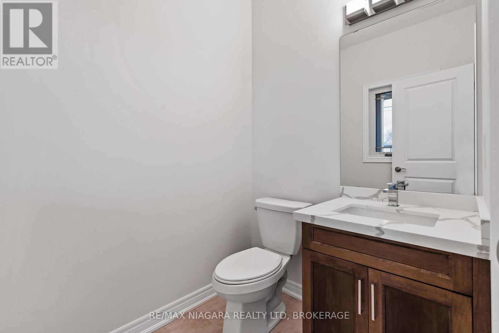 B - 427 Vine Street, St. Catharines, Ontario  L2M 3S6 - Photo 5 - X12699042