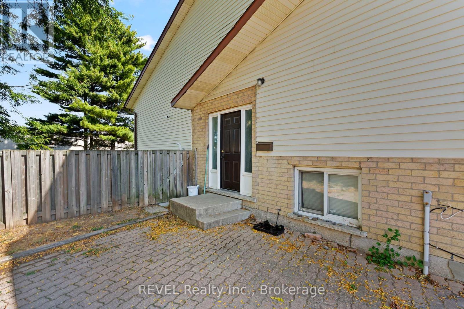 26 Vintage Crescent, St. Catharines, Ontario  L2S 3C2 - Photo 3 - X12699068