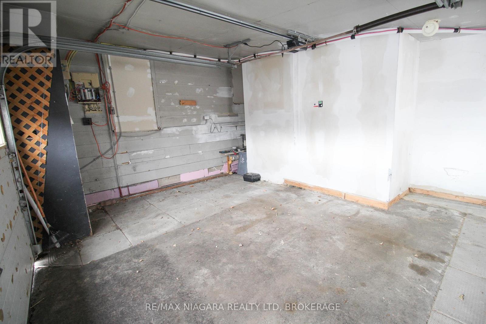 9 Inglewood Road, St. Catharines, Ontario  L2P 2C3 - Photo 4 - X12699260