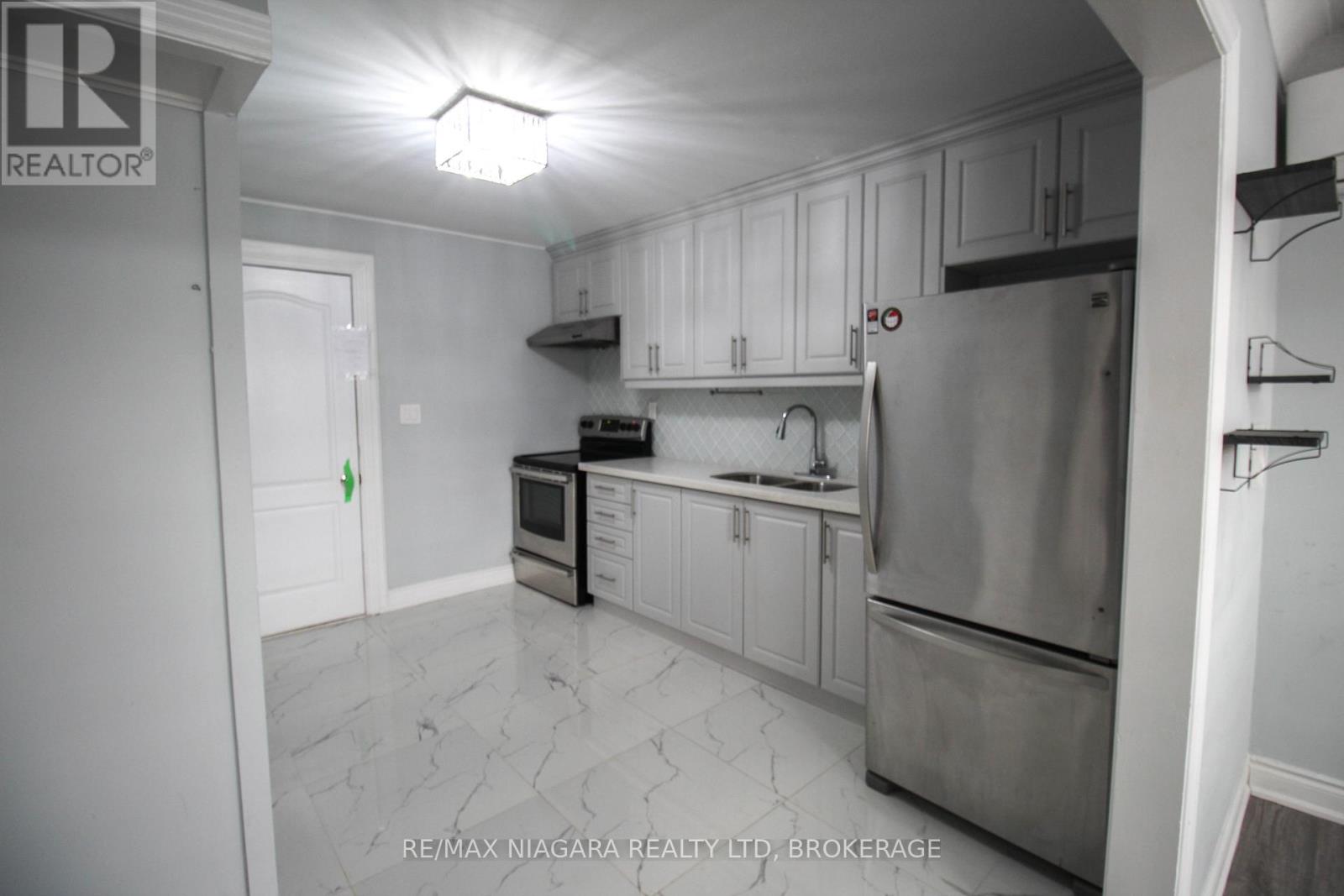 9 Inglewood Road, St. Catharines, Ontario  L2P 2C3 - Photo 6 - X12699260