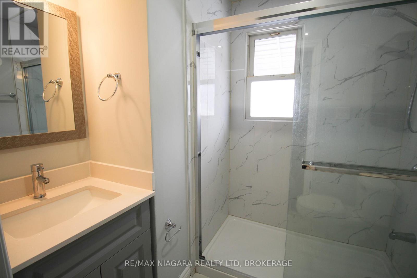 9 Inglewood Road, St. Catharines, Ontario  L2P 2C3 - Photo 9 - X12699260