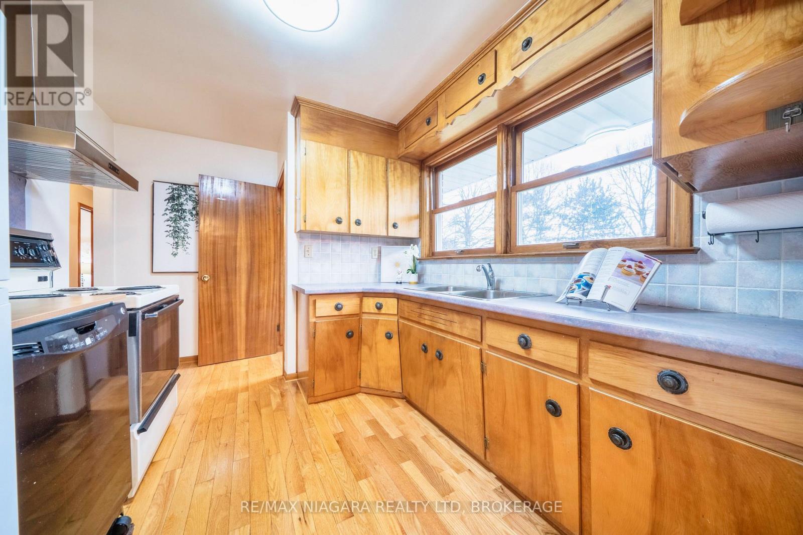 6620 Glendoone Street, Niagara Falls (Stamford), Ontario  L2J 1E9 - Photo 27 - X12699276