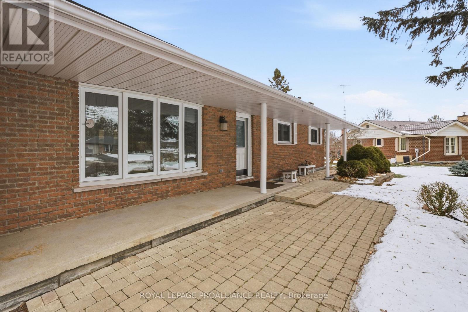 138 Burns Avenue, Quinte West (Sidney Ward), Ontario  K8R 1G3 - Photo 5 - X12699116