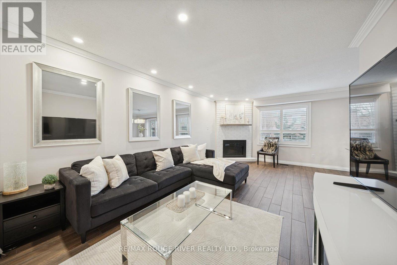 211 Ravenscroft Road, Ajax, Ontario  L1T 2T5 - Photo 5 - E12699148