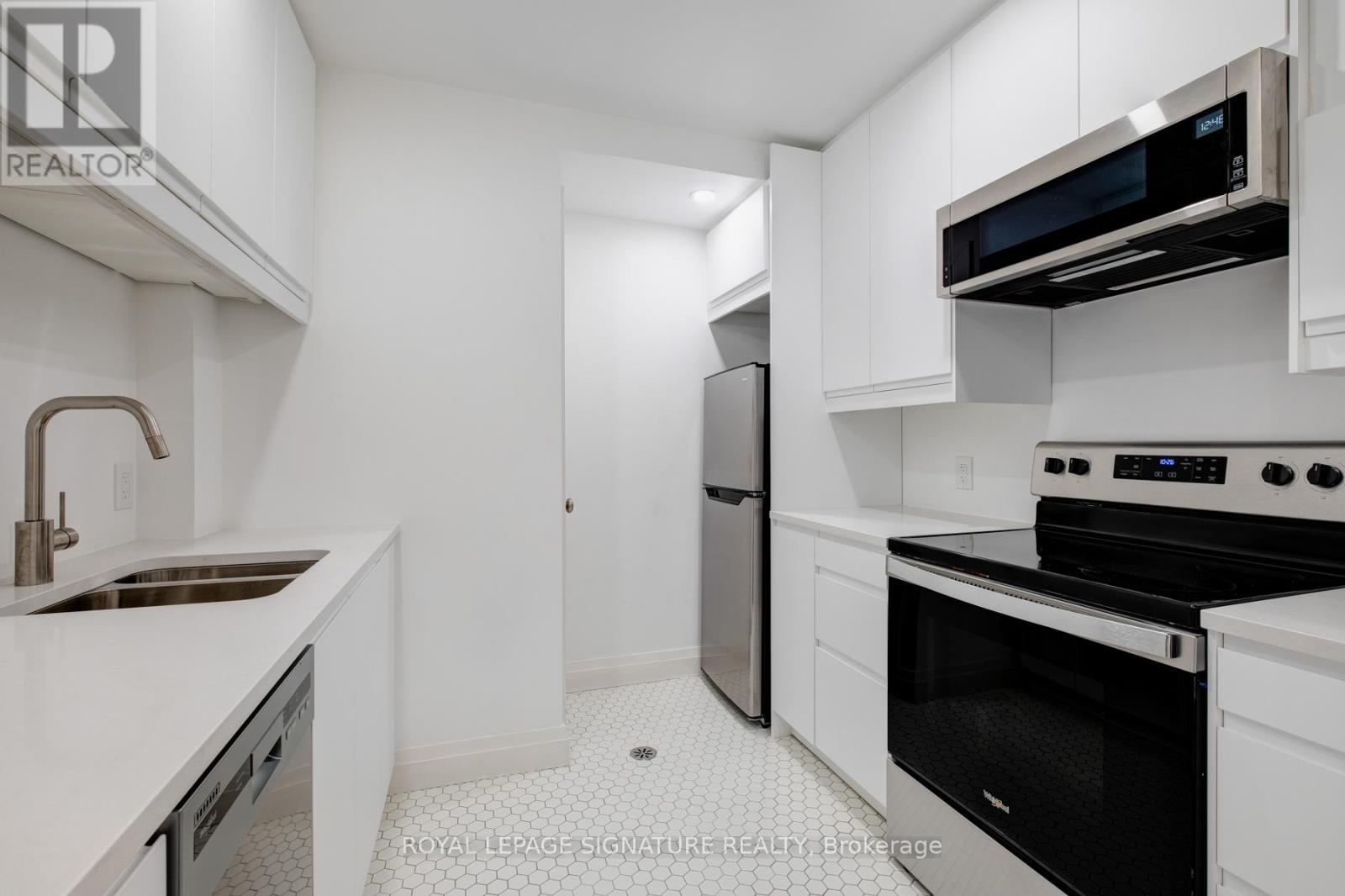 Lower - 36 Thyra Avenue, Toronto, Ontario  M4C 5G5 - Photo 9 - E12699256