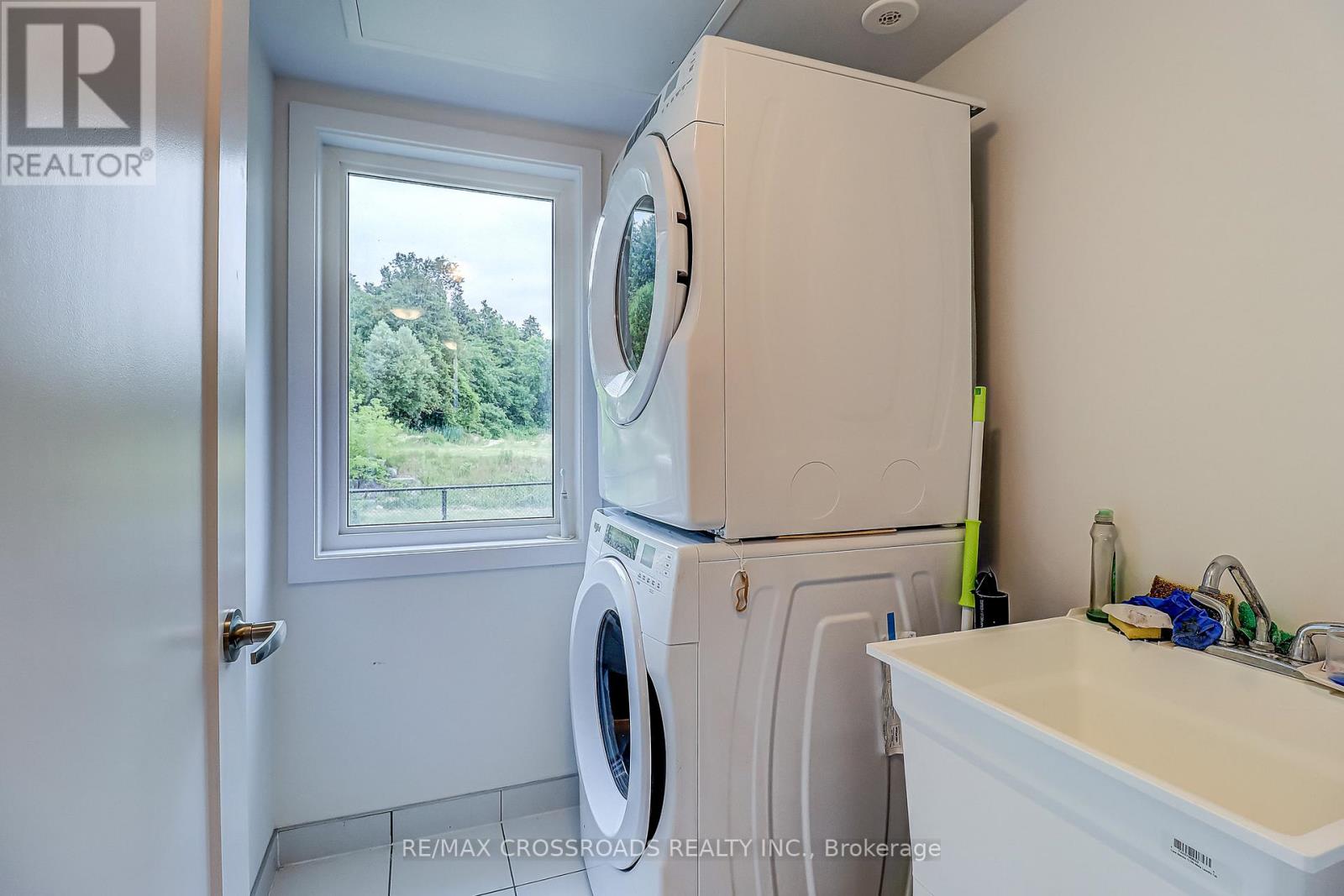 64 Lyall Stokes Circle, East Gwillimbury (Mt Albert), Ontario L0G 1M0 - Photo 8 - N12699134