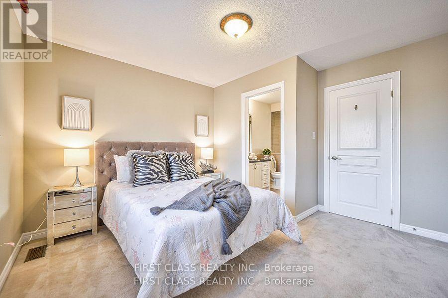 12 Glaceport Crescent, Markham, Ontario  L6C 3C3 - Photo 11 - N12699178