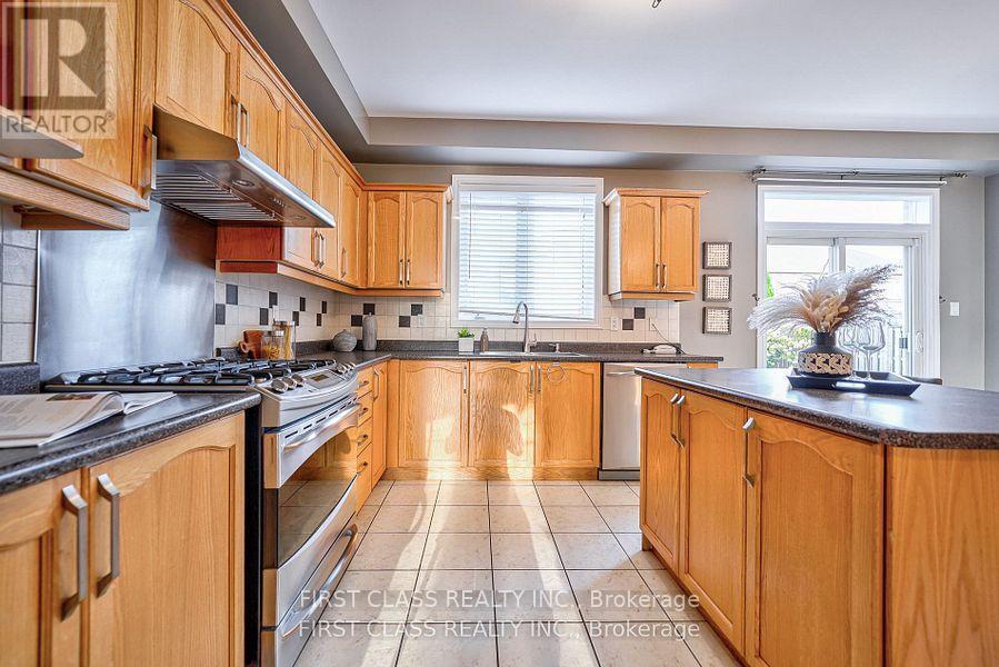 12 Glaceport Crescent, Markham, Ontario  L6C 3C3 - Photo 8 - N12699178