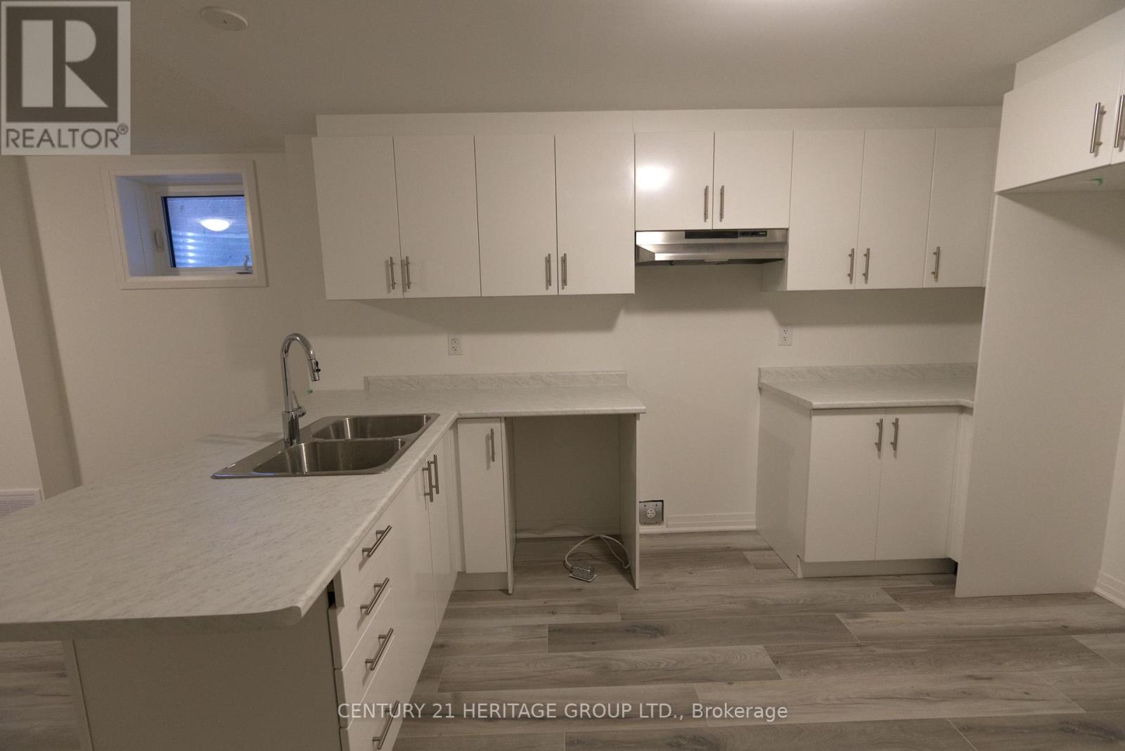 37 Sheppard Drive, Barrie, Ontario  L9J 0K4 - Photo 2 - S12699286