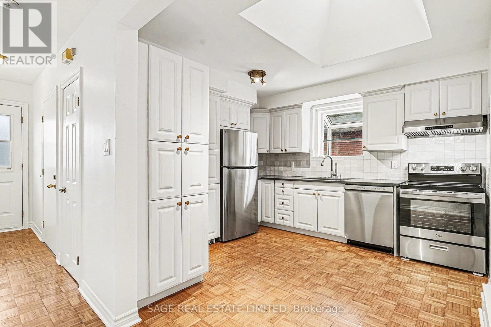 Upper - 1 Forty First Street, Toronto, Ontario  M8W 3N4 - Photo 10 - W12699186