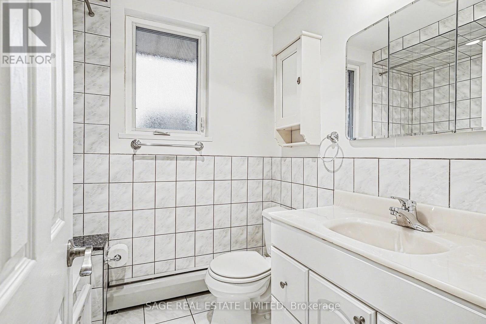 Upper - 1 Forty First Street, Toronto, Ontario  M8W 3N4 - Photo 16 - W12699186