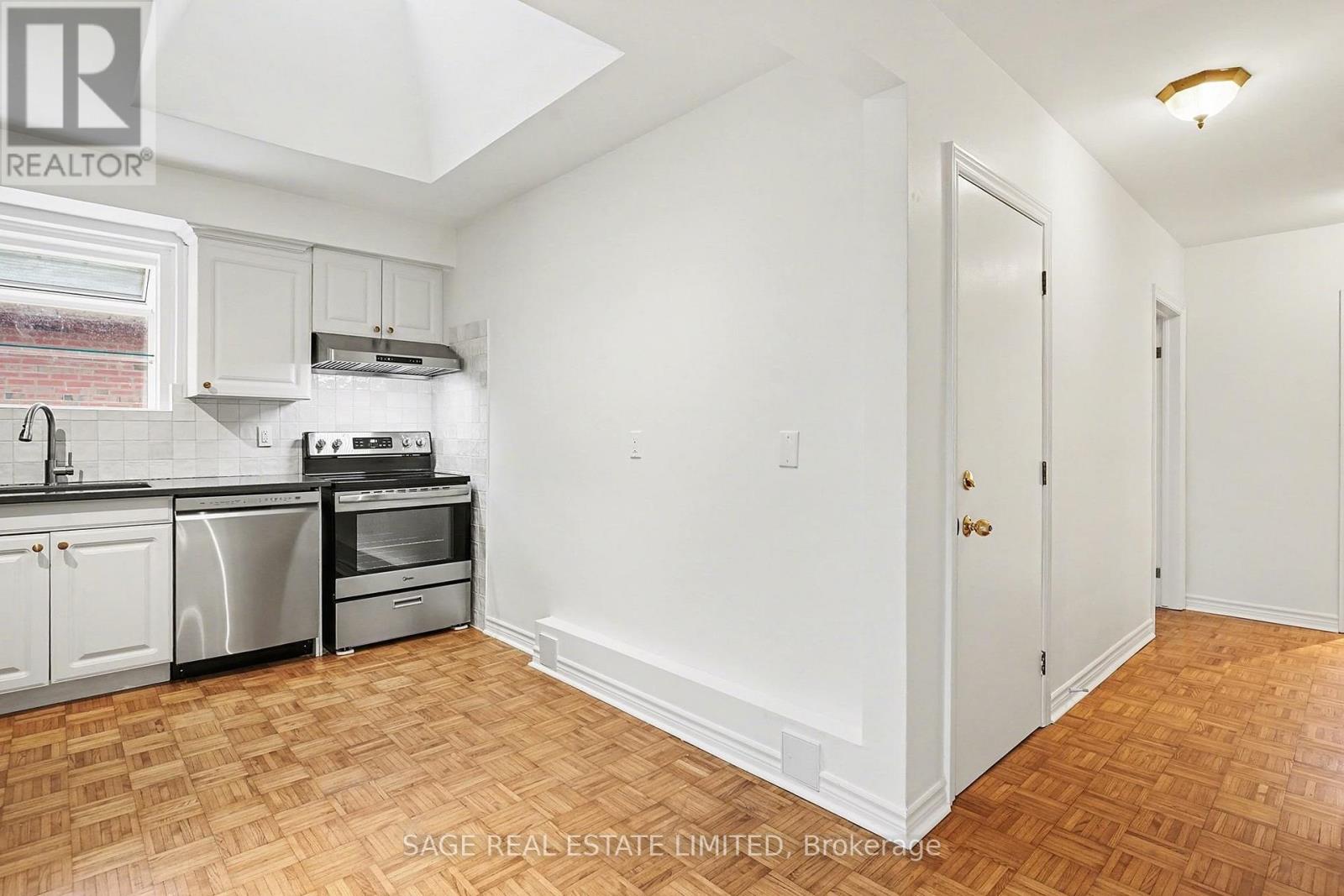 Upper - 1 Forty First Street, Toronto, Ontario  M8W 3N4 - Photo 8 - W12699186