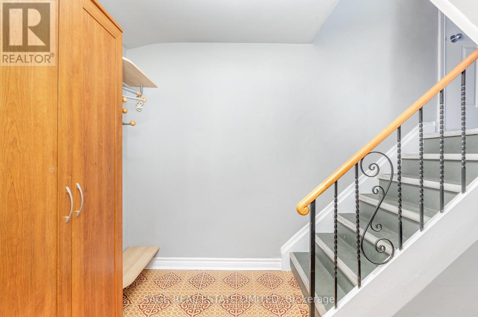 Lower - 1 Forty First Street, Toronto, Ontario  M8W 3N4 - Photo 2 - W12699216