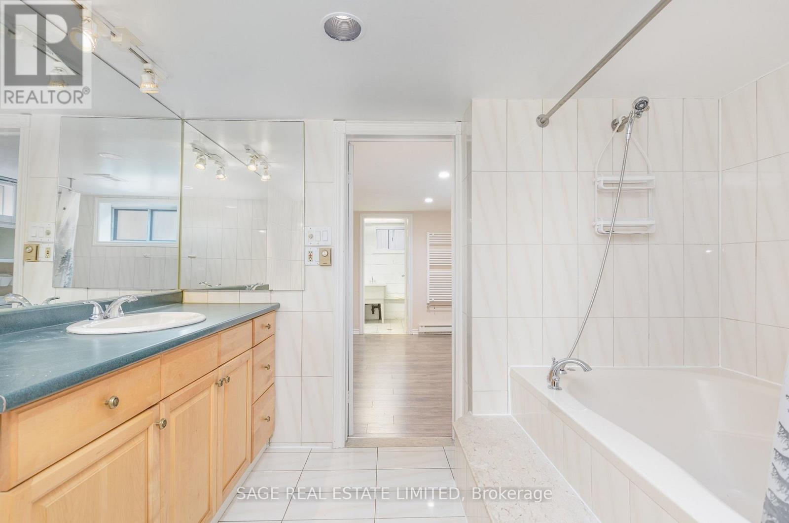 Lower - 1 Forty First Street, Toronto, Ontario  M8W 3N4 - Photo 9 - W12699216