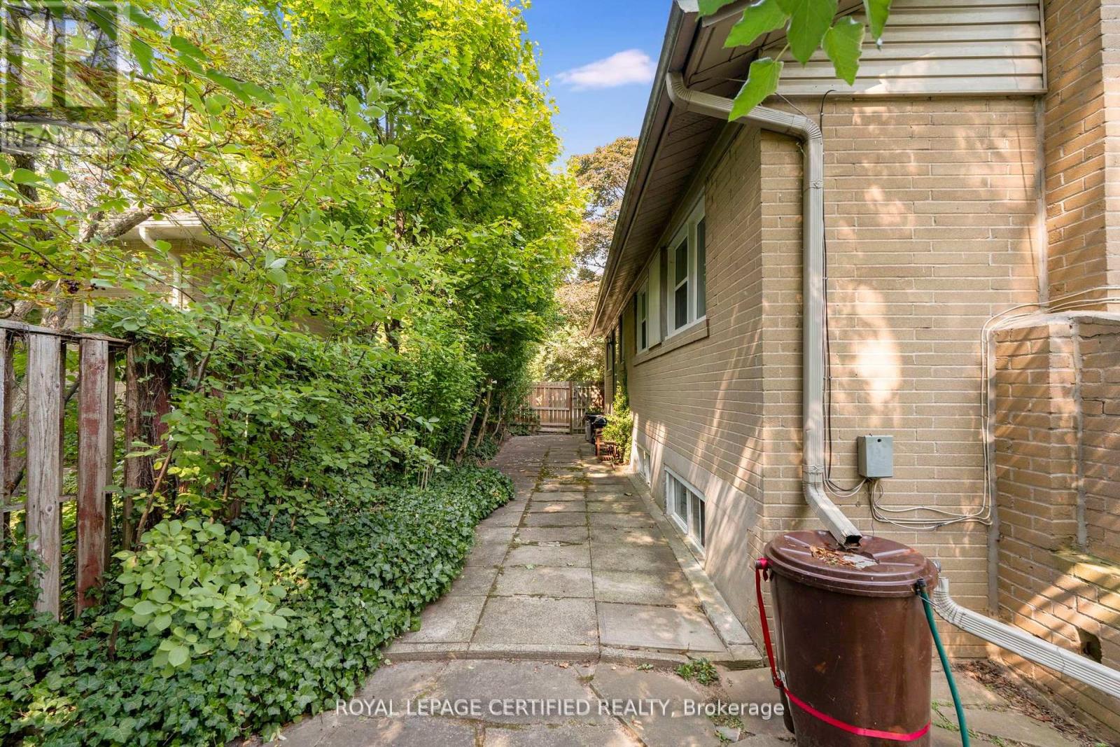 122 Selgrove Crescent, Oakville (Sw Southwest), Ontario  L6L 1L3 - Photo 15 - W12699250