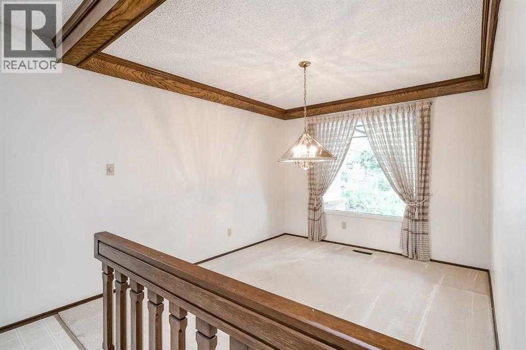 330 Oakwood Place, Calgary, Alberta  T2V 3Y7 - Photo 6 - A2278718