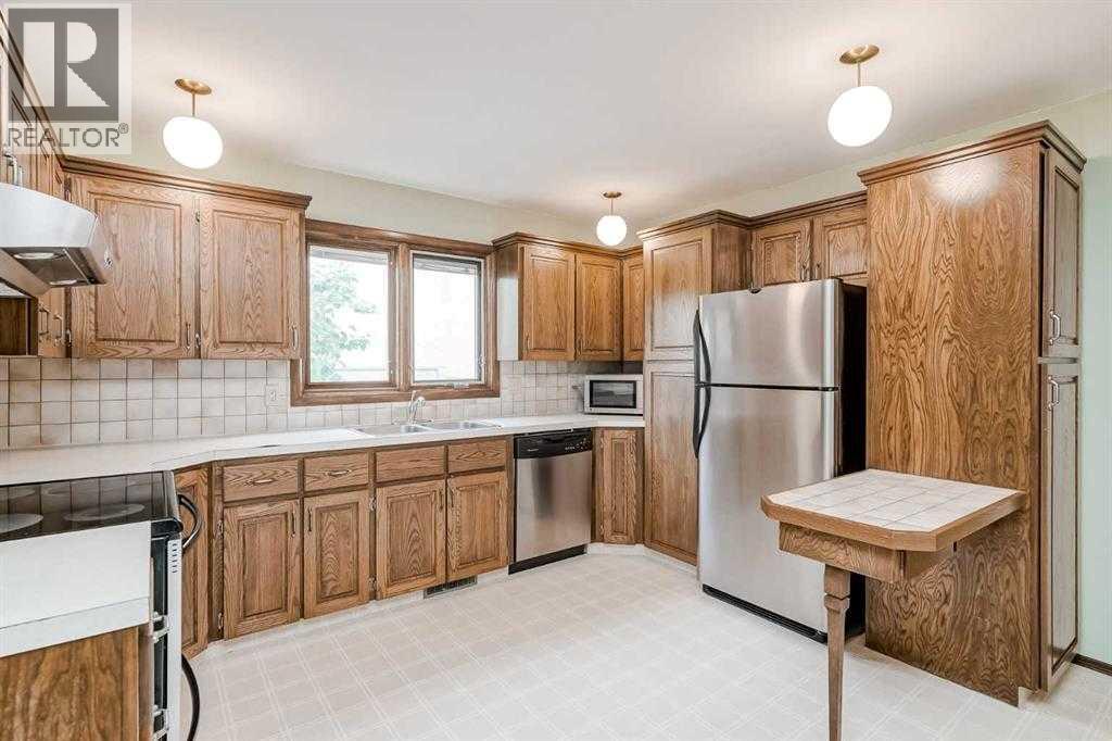 330 Oakwood Place, Calgary, Alberta  T2V 3Y7 - Photo 9 - A2278718