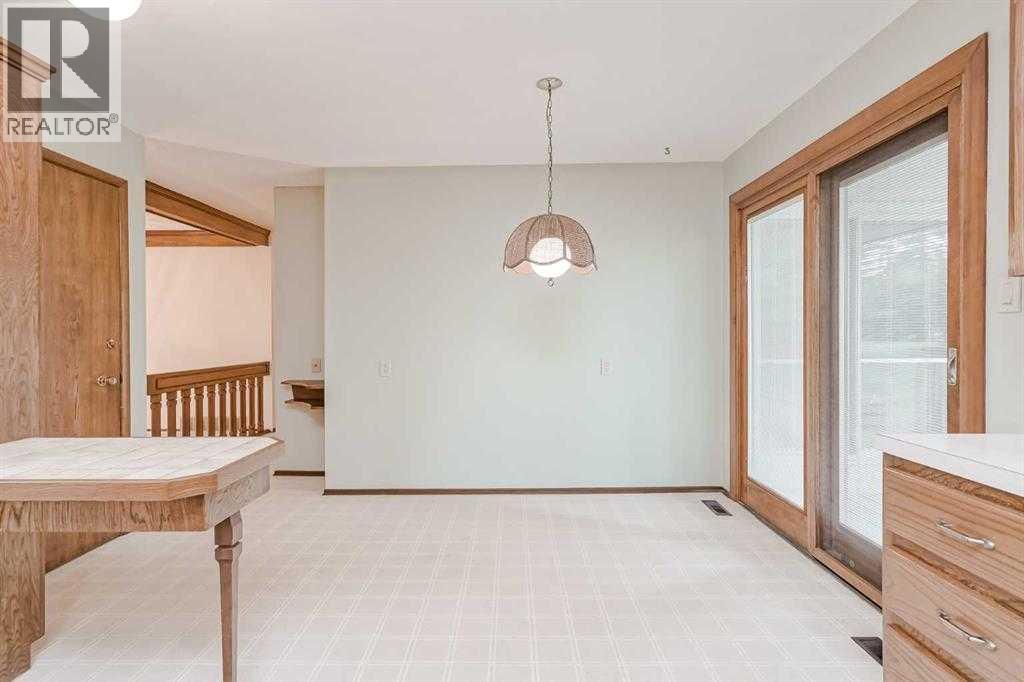 330 Oakwood Place, Calgary, Alberta  T2V 3Y7 - Photo 10 - A2278718