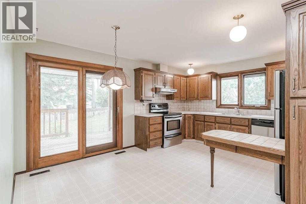 330 Oakwood Place, Calgary, Alberta  T2V 3Y7 - Photo 8 - A2278718