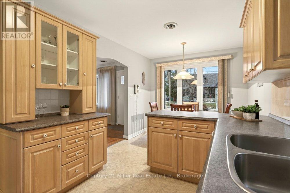 1540 Trotwood Avenue, Mississauga (Mineola), Ontario  L5G 3Z9 - Photo 10 - W12699292