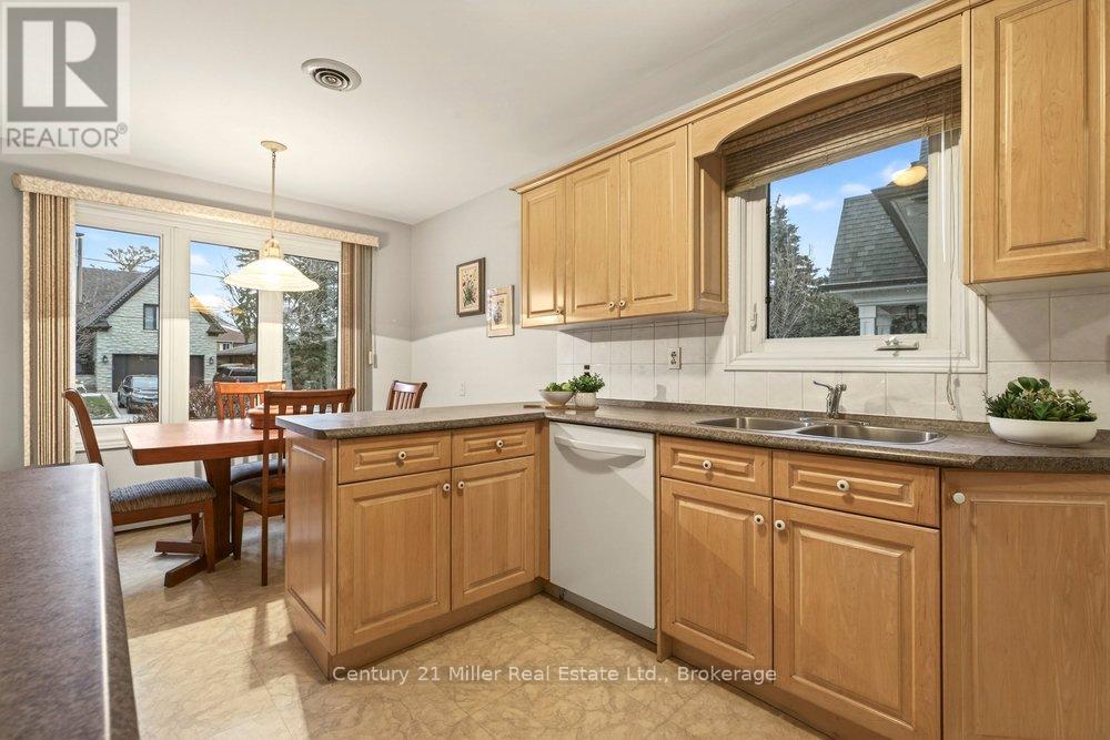 1540 Trotwood Avenue, Mississauga (Mineola), Ontario  L5G 3Z9 - Photo 11 - W12699292