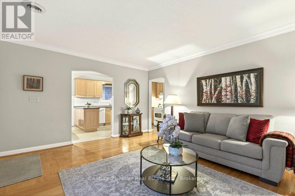 1540 Trotwood Avenue, Mississauga (Mineola), Ontario  L5G 3Z9 - Photo 5 - W12699292