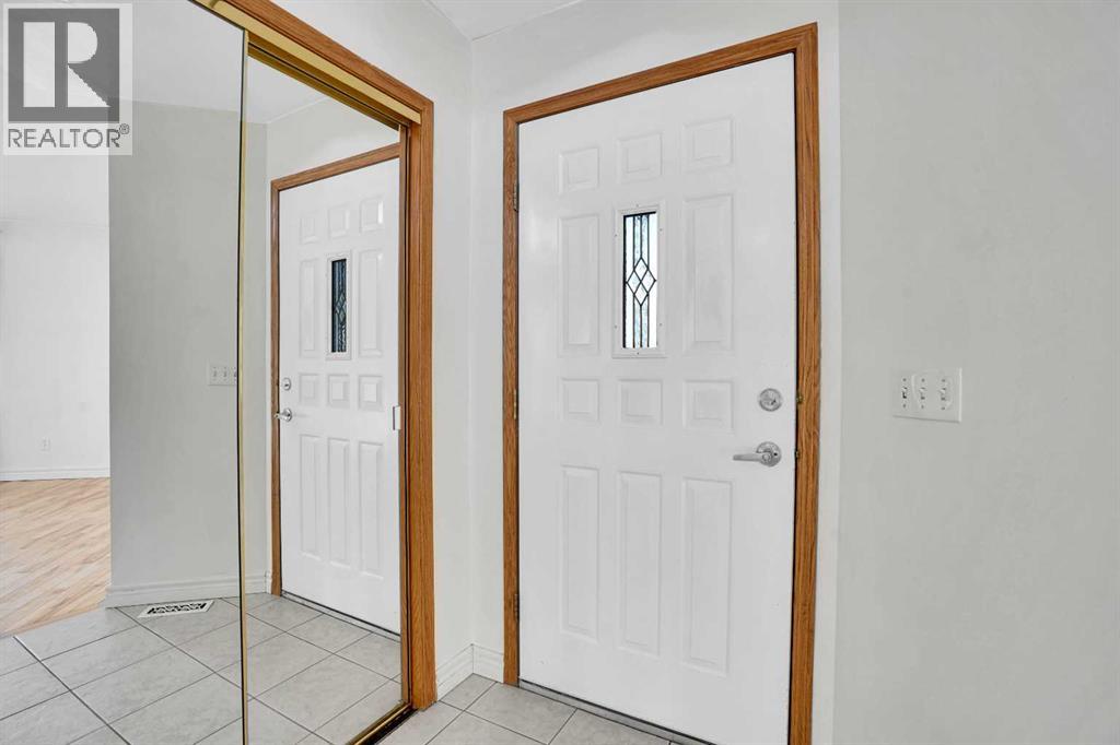 46 Somerset Close Sw, Calgary, Alberta  T2Y 3C5 - Photo 2 - A2279398