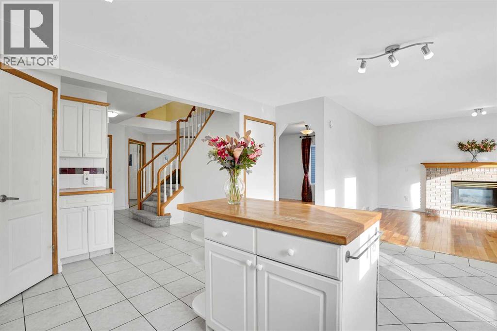 46 Somerset Close Sw, Calgary, Alberta  T2Y 3C5 - Photo 8 - A2279398