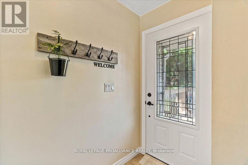 16 Centre Court, Quinte West (Frankford Ward), Ontario  K0K 2C0 - Photo 4 - X12699194