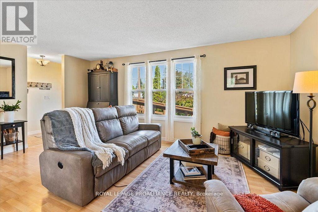 16 Centre Court, Quinte West (Frankford Ward), Ontario  K0K 2C0 - Photo 9 - X12699194