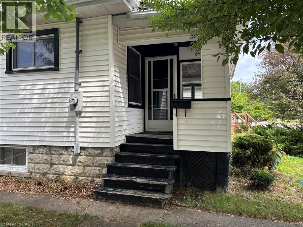 9 Grantham Avenue S, St. Catharines, Ontario  L2P 3B3 - Photo 3 - 40784066