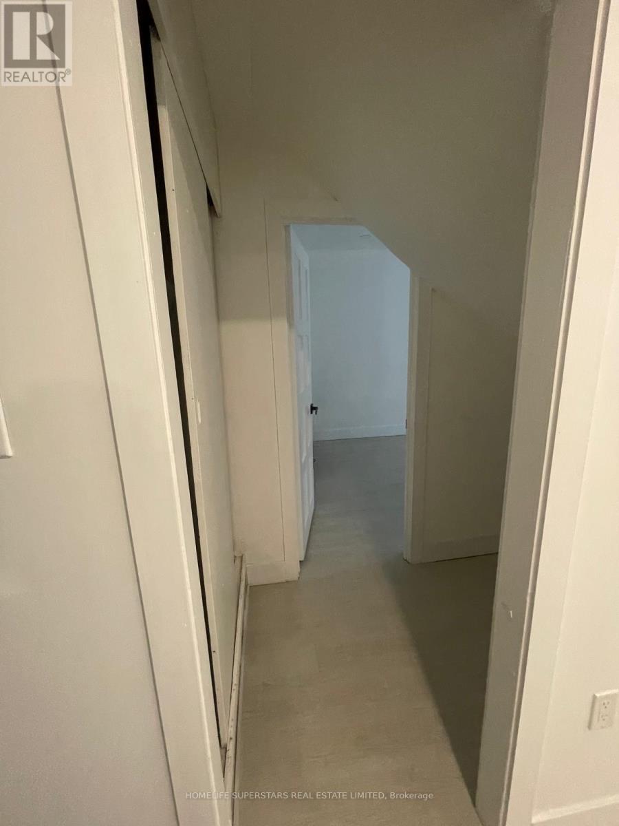 3130 Merritt Avenue, Mississauga, Ontario  L4T 1P3 - Photo 5 - W12681258