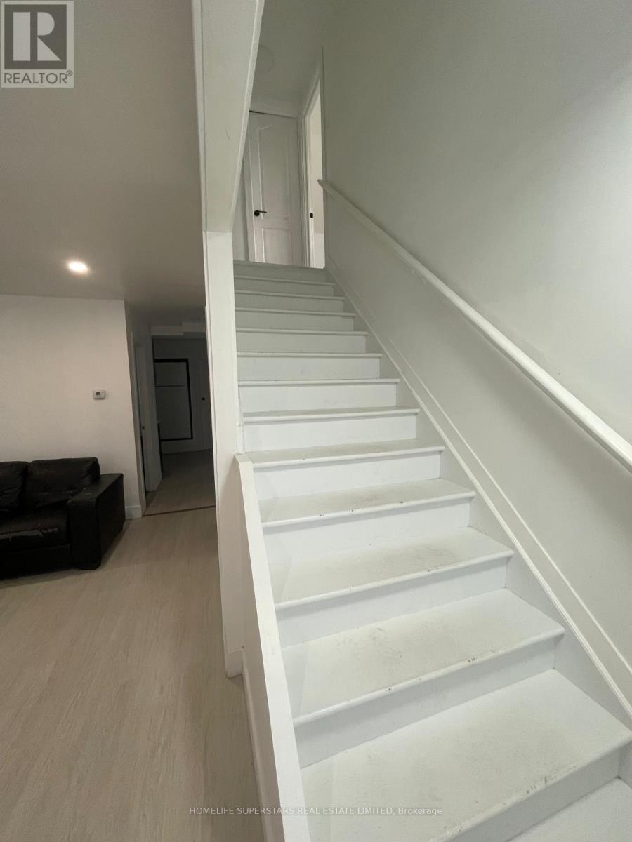 3130 Merritt Avenue, Mississauga, Ontario  L4T 1P3 - Photo 3 - W12681258