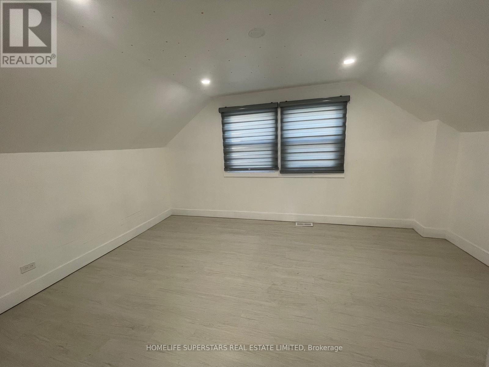 3130 Merritt Avenue, Mississauga, Ontario  L4T 1P3 - Photo 13 - W12681258